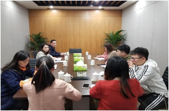 財務(wù)融資部組織業(yè)務(wù)學(xué)習暨自評自糾主題教育會(huì )議