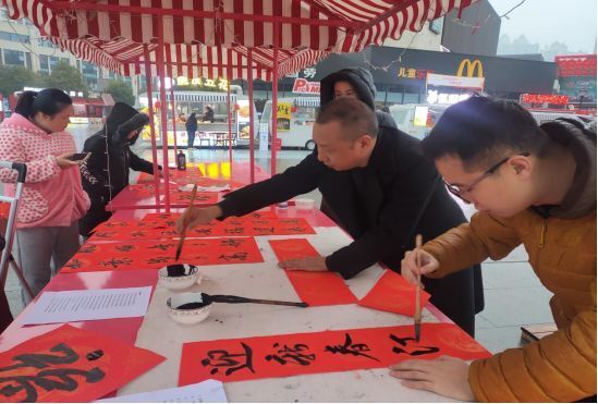 法治春聯(lián)賀新春 普法宣傳進(jìn)萬(wàn)家——自貢高投集團到南悅里送法治春聯(lián)活動(dòng)